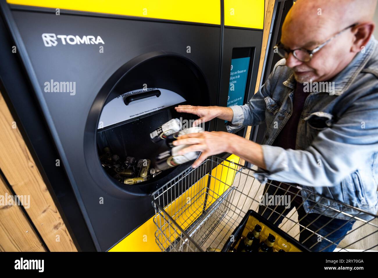 EERBEEK - Un consumatore consegna lattine in una macchina di deposito della società TOMRA in una filiale di Jumbo. La macchina può contare più lattine contemporaneamente. ANP ROB ENGELAAR netherlands Out - belgium Out Foto Stock