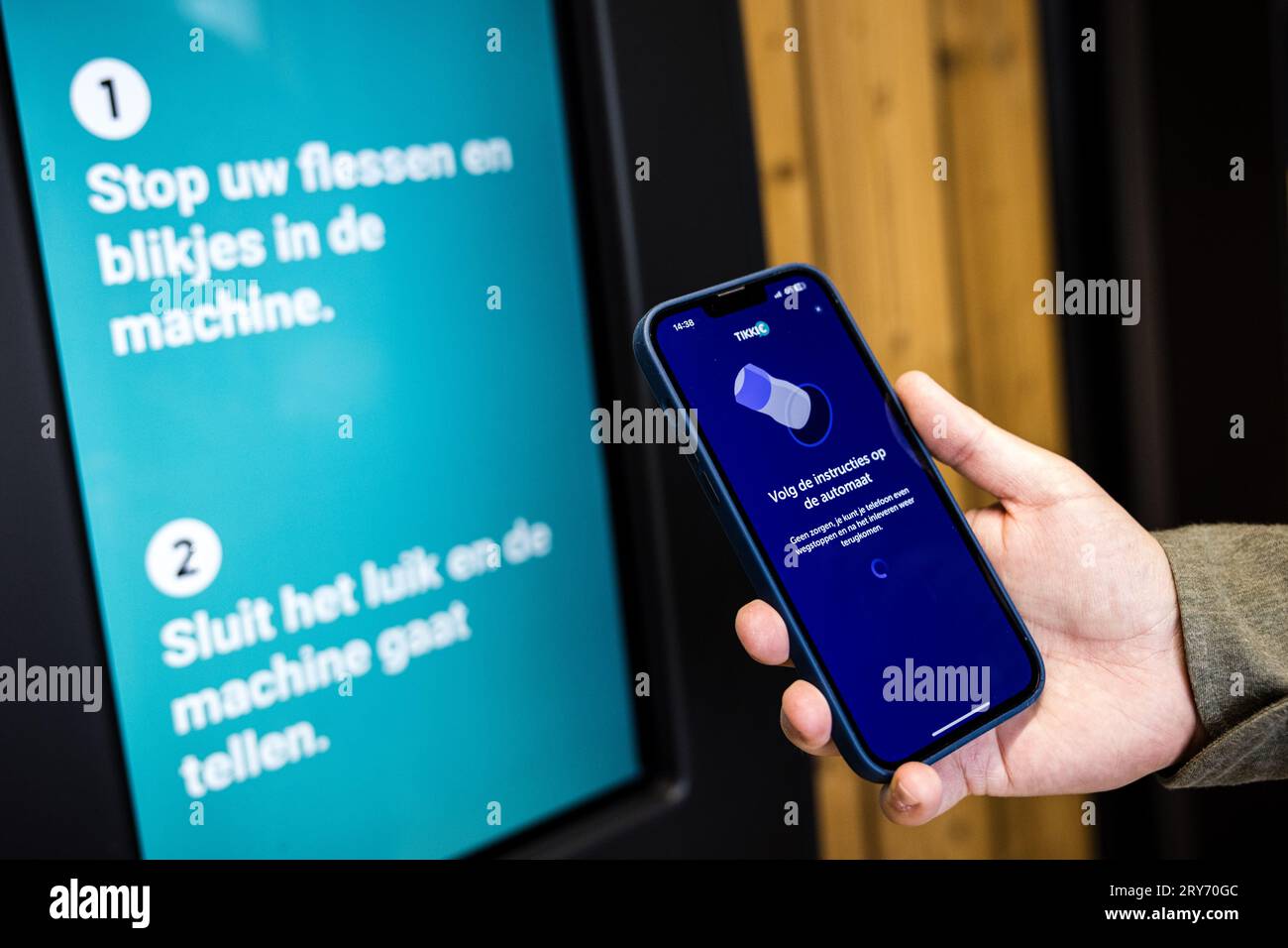 EERBEEK - il deposito viene trasferito tramite una Tikkie presso una macchina di deposito dalla società TOMRA in una filiale di Jumbo. La macchina può contare più lattine contemporaneamente. ANP ROB ENGELAAR netherlands Out - belgium Out Foto Stock