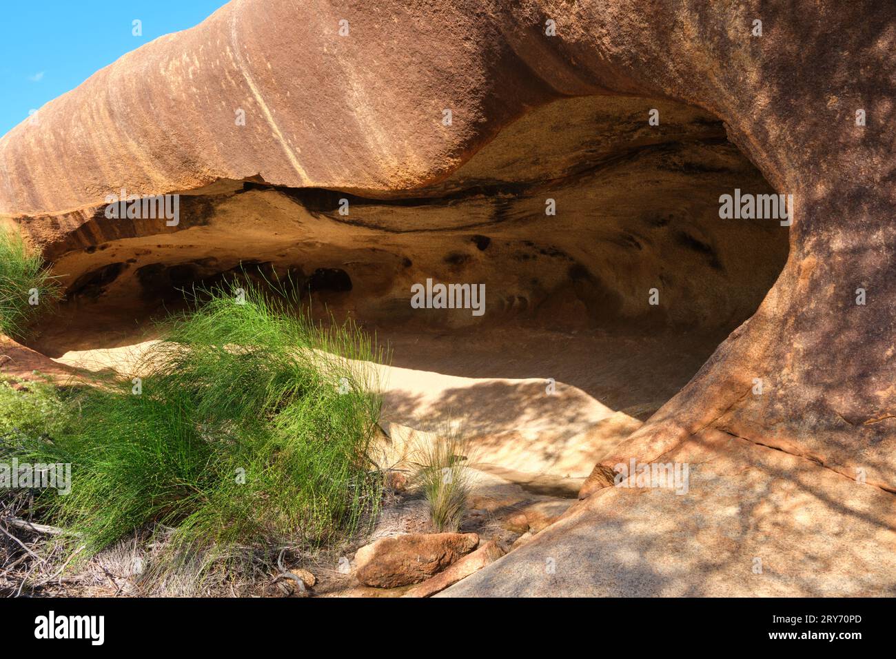 Una grotta sul lato di Elachbutting Rock, un affioramento di granito nella regione di Wheatbelt nell'Australia Occidentale. Foto Stock