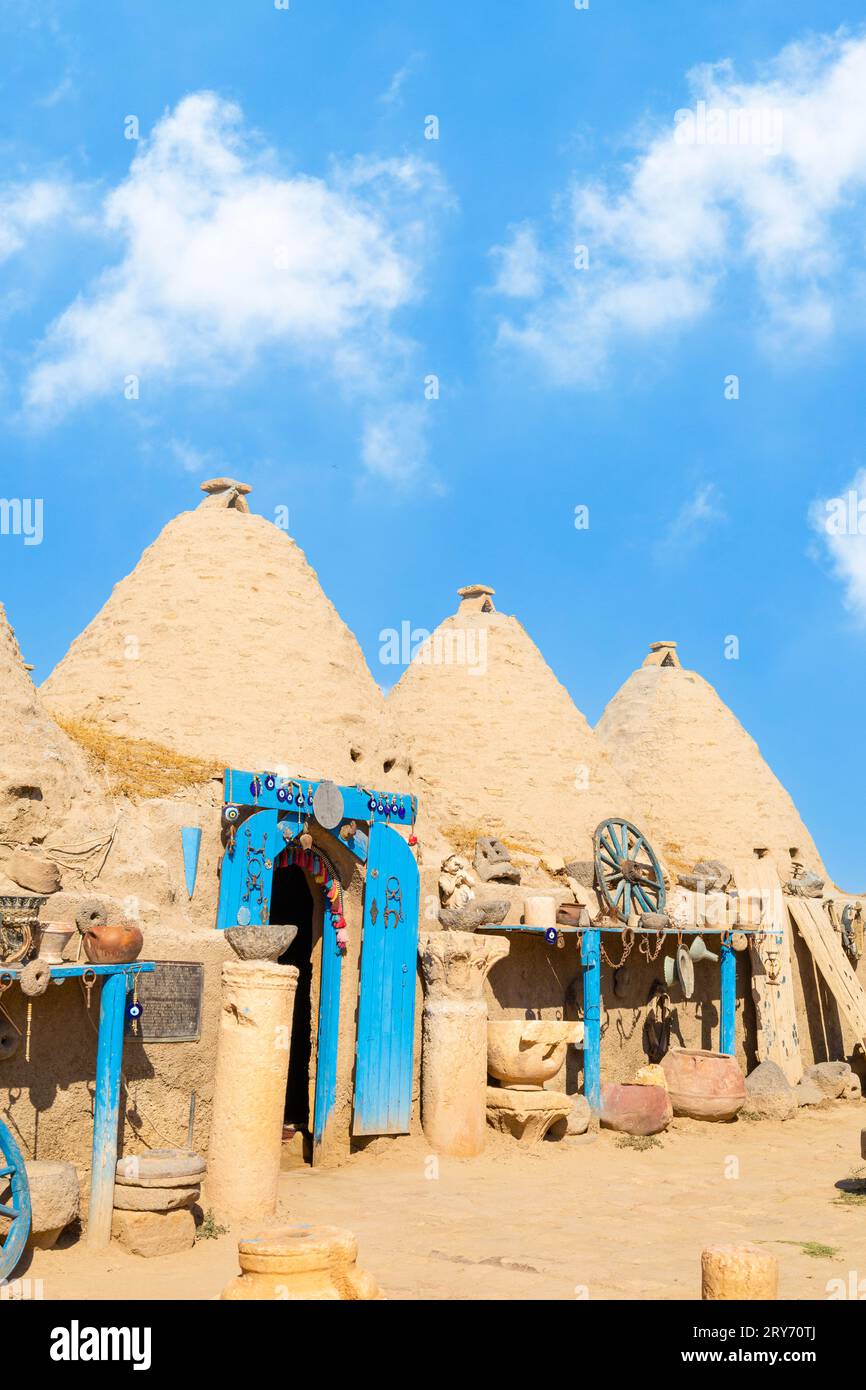 Una vista sulle storiche case di Harran. Urfa Turkey. L'edificio è composto da un cerchio di pietre sormontato da un tetto a cupola Foto Stock