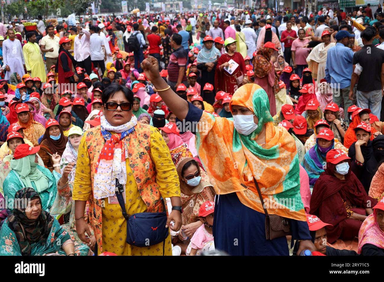 Dhaka, Dhaka, Bangladesh. 29 settembre 2023. Bangladesh Jatiyatabadi Mahila dal ha tenuto una manifestazione di protesta a Dacca chiedendo il rilascio incondizionato del presidente del BNP e dell'ex primo ministro Begum Khaleda Zia, il ritiro del falso caso contro l'attuale presidente ad interim Tarique Rahman e l'istituzione di un governo neutrale non partigiano durante le elezioni. Bangladesh Jatiyatabadi Mahila dal è l'ala femminile del Partito nazionalista del Bangladesh (BNP). BNP presidente Begum Khaleda è ricoverato in ospedale in condizioni critiche. Sono state organizzate proteste per permetterle di andare in abroa Foto Stock