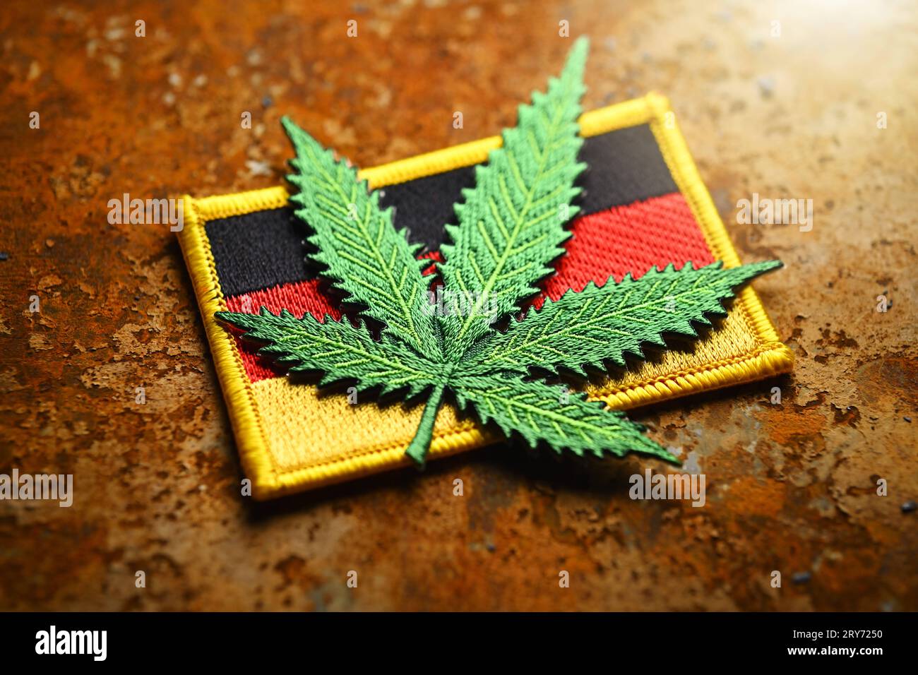 Hanfblatt auf Deutschlandfahne, Cannabisgesetz *** foglia di canapa sulla bandiera della Germania, legge sulla cannabis credito: Imago/Alamy Live News Foto Stock
