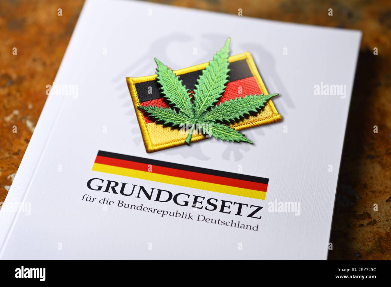 FOTOMONTAGE, Hanfblatt auf Deutschlandfahne und Grundgesetz, Cannabisgesetz *** FOTOMONTAGGIO, foglia di canapa sulla bandiera della Germania e legge di base, legge sulla cannabis credito: Imago/Alamy Live News Foto Stock