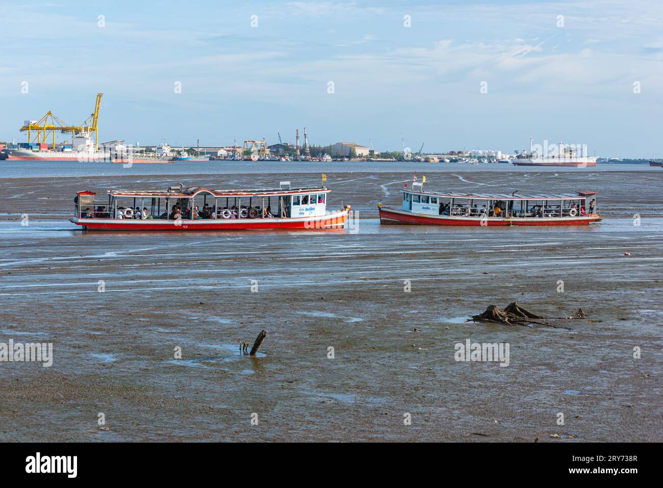 Samut Prakan, Thailandia - 12 maggio 2023: Due traghetti che collegano Samut Prakan al molo Phra Samut Chedi durante la bassa marea. Foto Stock