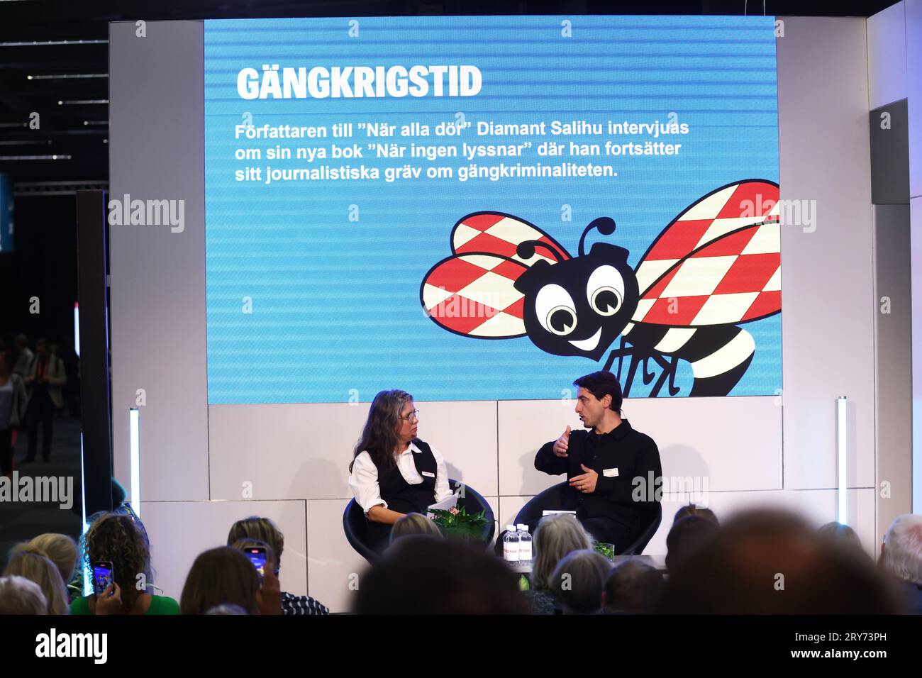 Diamant Salihu, giornalista SVT, sul crimine e la violenza delle bande svedesi, durante Bokmässan, fiera del libro, a Svenska Mässan, Gothenburg, Svezia, giovedì. Foto Stock