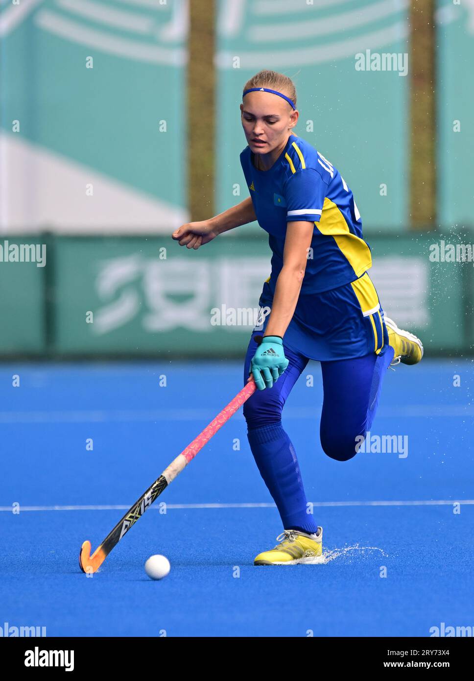 Viktoriya Lobanova della squadra di hockey femminile kazako vista in azione durante i 19 Giochi asiatici 2023 hockey femminile Pool B partita preliminare tra Kazakistan e Indonesia al Gongshu Canal Sports Park Stadium. Punteggio finale; Kazakistan 2:1 Indonesia. (Foto di Luis Veniegra / SOPA Images/Sipa USA) Foto Stock