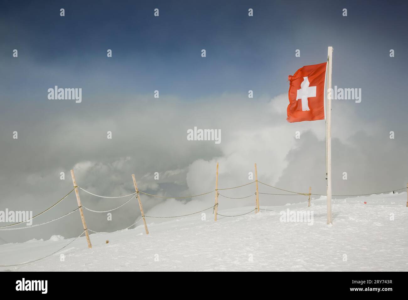 Bandiera svizzera che sventola sulle Alpi svizzere Foto Stock