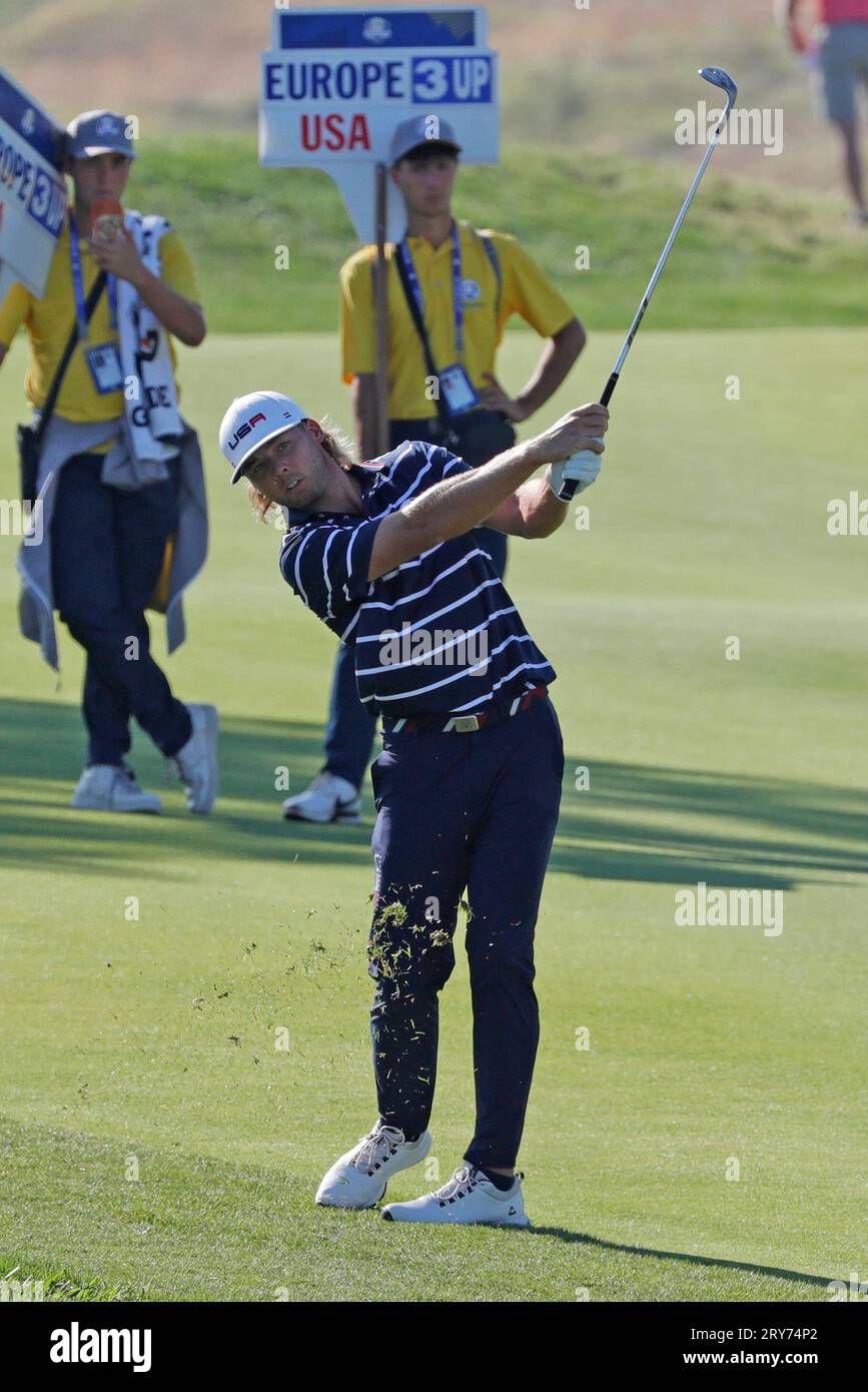 29 settembre 2023; Marco Simone Golf and Country Club, Guidonia Montecelio, Roma, Italia; le 44 partite della Ryder Cup, Europa contro USA, giorno 1; Scottie Scheffler si avvicina al green durante la sua sconfitta contro Rahm e Hatton d'Europa nella prima partita Foto Stock