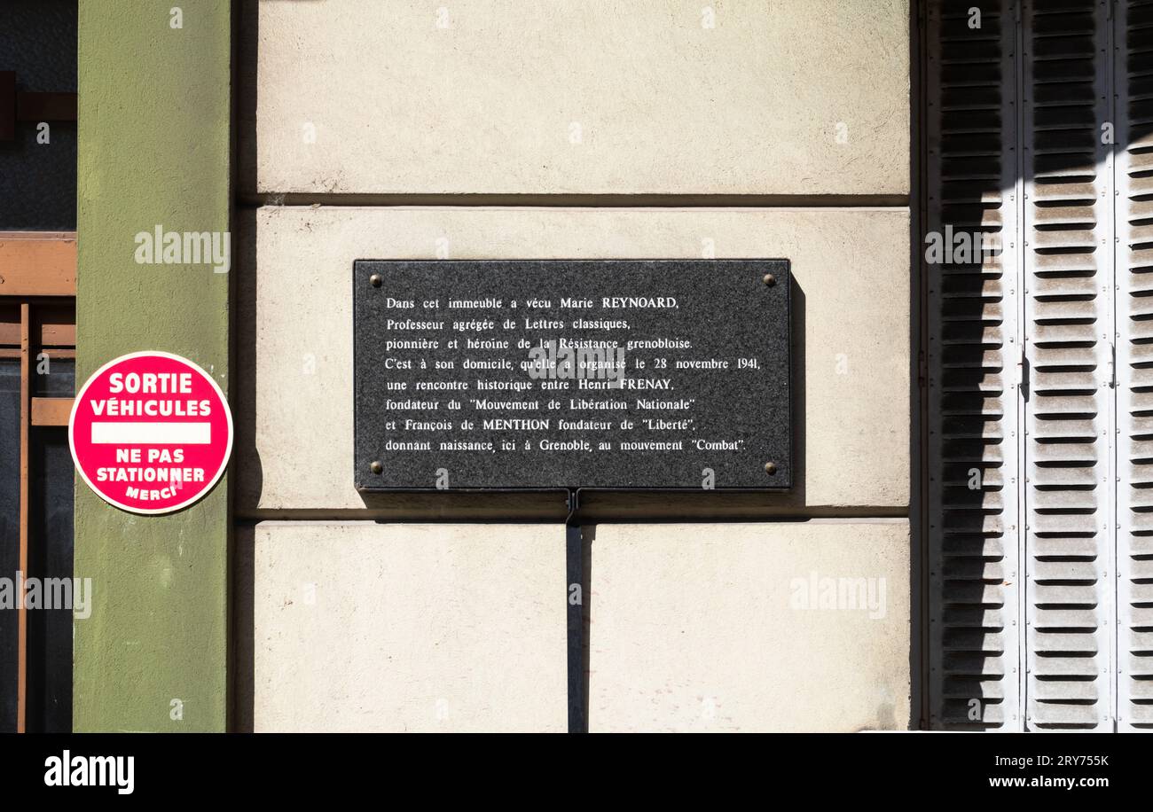 Una targa al numero 4 di Rue Joseph-Fourier, Grenoble, Francia, agli eroi della resistenza francese della seconda guerra mondiale Marie Reynoard, Henri Frenay e Francois de Menthon. Foto Stock