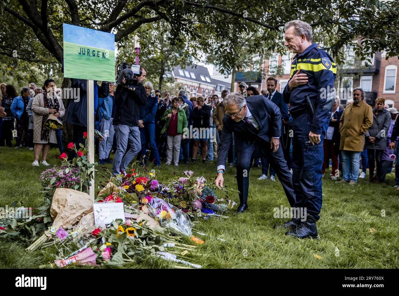 ROTTERDAM - Commissario capo dell'unità di polizia regionale di Rotterdam, Fred Westerbeke, in occasione di una commemorazione nei pressi del centro sanitario dove lavorava il medico generico di 43 anni, ucciso un giorno prima nell'Erasmus MC. Il defunto medico generico ha anche lavorato come insegnante presso Erasmus MC. ANP REMKO DE WAAL netherlands Out - belgium Out Foto Stock