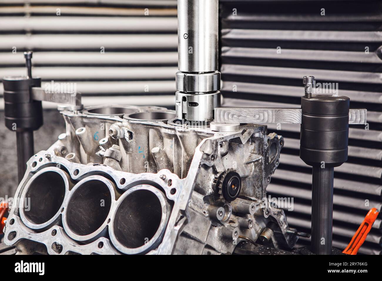 Alesaggio sotto il pistone dopo il manicotto del motore utilizzando una macchina a controllo numerico computerizzato. Alesaggio del cilindro motore su macchina cnc. Foto Stock