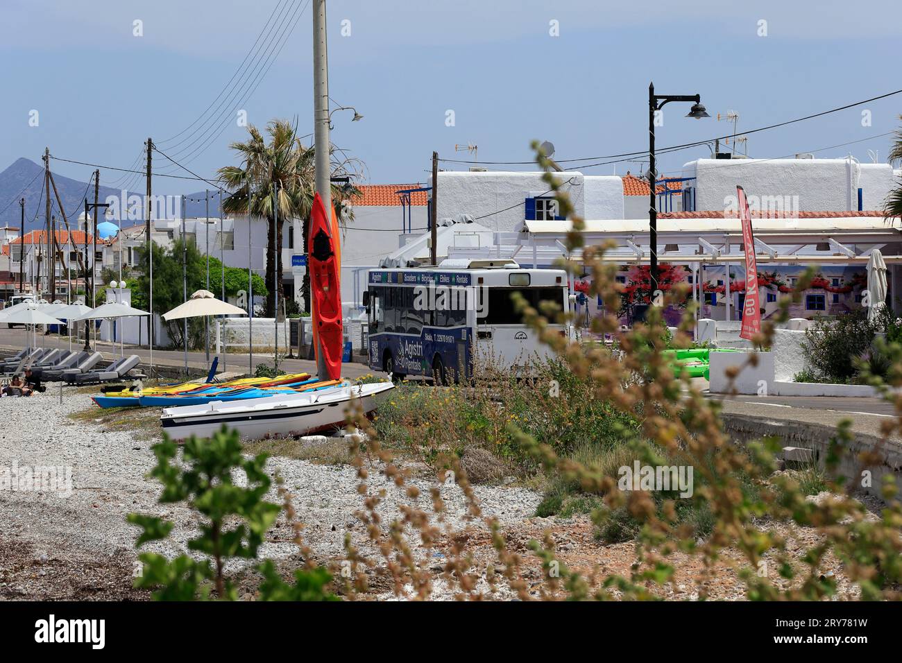 Scena locale, villaggio di Skala, isola greca di Agistri, gruppo di isole Saroniche, Grecia. Preso maggio 2023 Foto Stock
