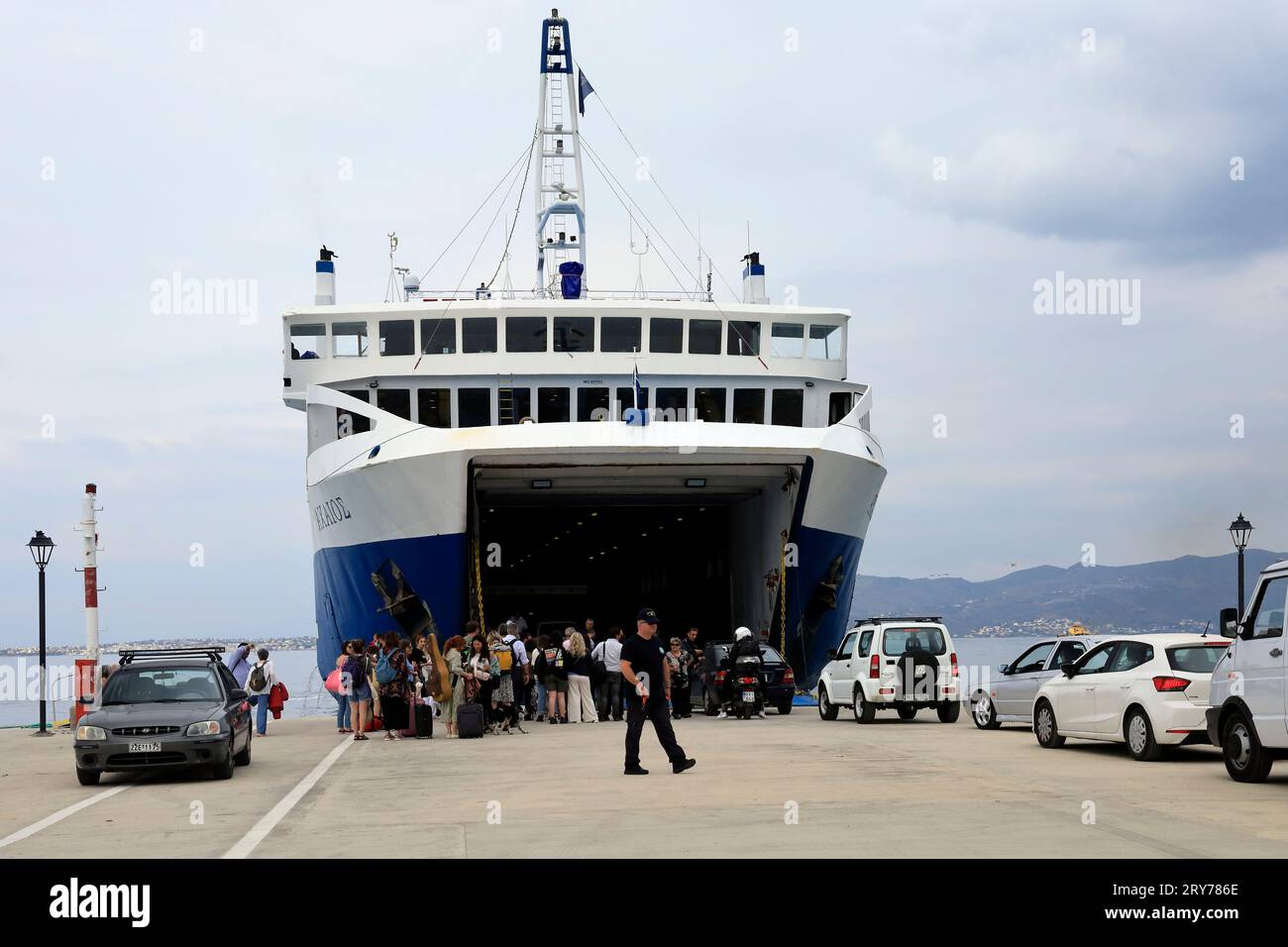 Il traghetto Axaioz al porto di Skala, imbarco dei viaggiatori. Agistri, gruppo delle Isole Saroniche, Grecia. Presa nel luglio 2023 Foto Stock