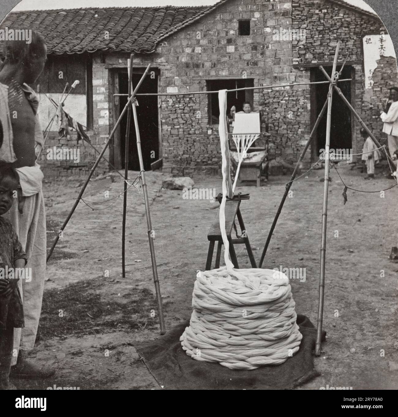 Separazione dei fili di cotone preparatoria alla tessitura del tessuto Nankeen, Nanchino, Cina. 1906 Foto Stock
