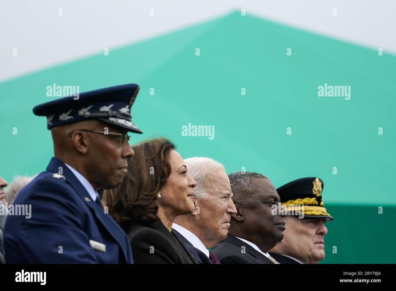 Il generale Charles Q. Brown, Jr., il vicepresidente Kamala Harris, il presidente Joe Biden, Lloyd Austin, il segretario alla difesa degli Stati Uniti e il generale Mark A. Milley ascoltano durante una cerimonia al tributo di addio alle forze armate in onore del generale Mark A. Milley, ventesimo presidente dei capi di stato maggiore congiunto, e partecipa ad un'Ave delle forze Armate in onore del generale Charles Q. Brown Jr., il 21° Presidente del Joint Chiefs of staff presso la base Myer-Henderson Hall, Arlington, Virginia il 29 settembre 2023. (Foto di Nathan Howard/Pool/ABACAPRESS.COM) Foto Stock