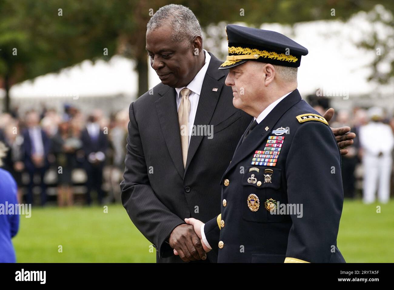 Arlington, Stati Uniti. 29 settembre 2023. Lloyd Austin, Segretario alla difesa degli Stati Uniti, stringe la mano al generale Mark A. Milley durante una cerimonia al Farewell Tribute delle forze armate in onore del generale Mark A. Milley, ventesimo presidente dei capi di Stato maggiore congiunto, e partecipa ad un'Ave delle forze Armate in onore del generale Charles Q. Brown Jr., il 21° Presidente del Joint Chiefs of staff presso la base Myer-Henderson Hall, Arlington, Virginia il 29 settembre 2023. (Foto di Nathan Howard/Pool/ABACAPRESS.COM) Credit: Abaca Press/Alamy Live News Foto Stock