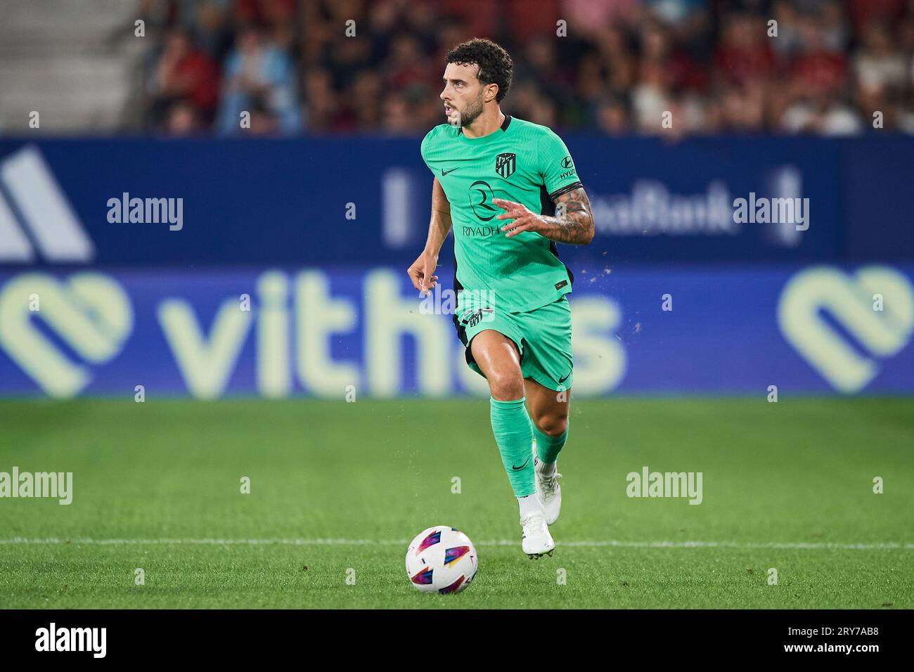 Mario Hermoso dell'Atletico de Madrid durante la partita di la Liga EA Sports tra CA Osasuna e Atletico de Madrid giocata allo Stadio El Sadar a settembre Foto Stock