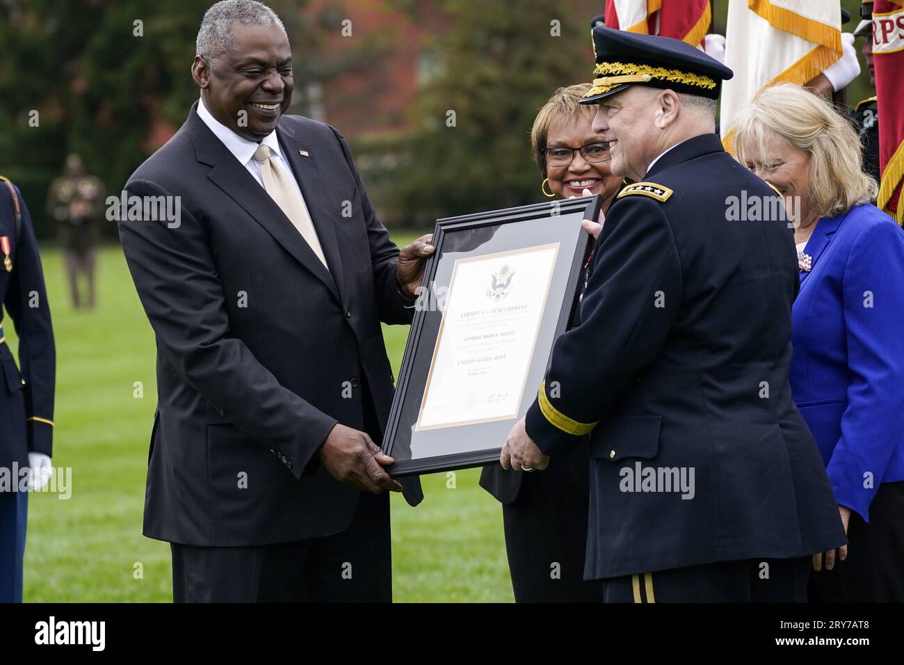 Arlington, Stati Uniti. 29 settembre 2023. Lloyd Austin, Segretario alla difesa degli Stati Uniti, presenta al generale Mark A. Milley un certificato di pensionamento durante una cerimonia al Farewell Tribute delle forze armate in onore del generale Mark A. Milley, ventesimo presidente dei Joint Chiefs of staff, e partecipa ad un'Ave delle forze Armate in onore del generale Charles Q. Brown Jr., il 21° Presidente dei Joint Chiefs of staff presso la base Myer-Henderson Hall, Arlington, Virginia, venerdì 29 settembre 2023. Foto di Nathan Howard/UPI Credit: UPI/Alamy Live News Foto Stock