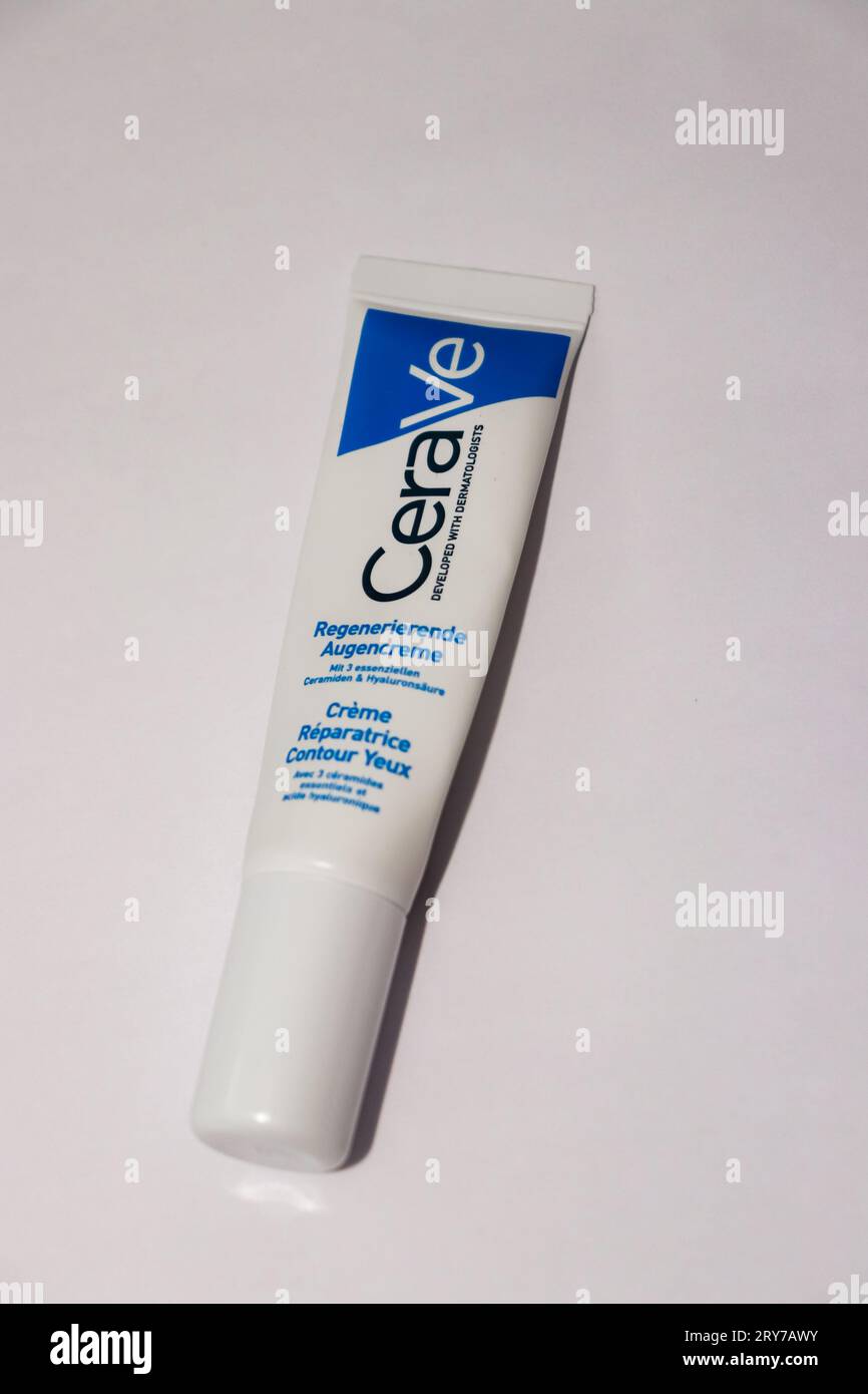 CeraVe Eye Repair Cream (regenerierende augencreme) con scrittura tedesca  isolata posata sullo sfondo Foto stock - Alamy