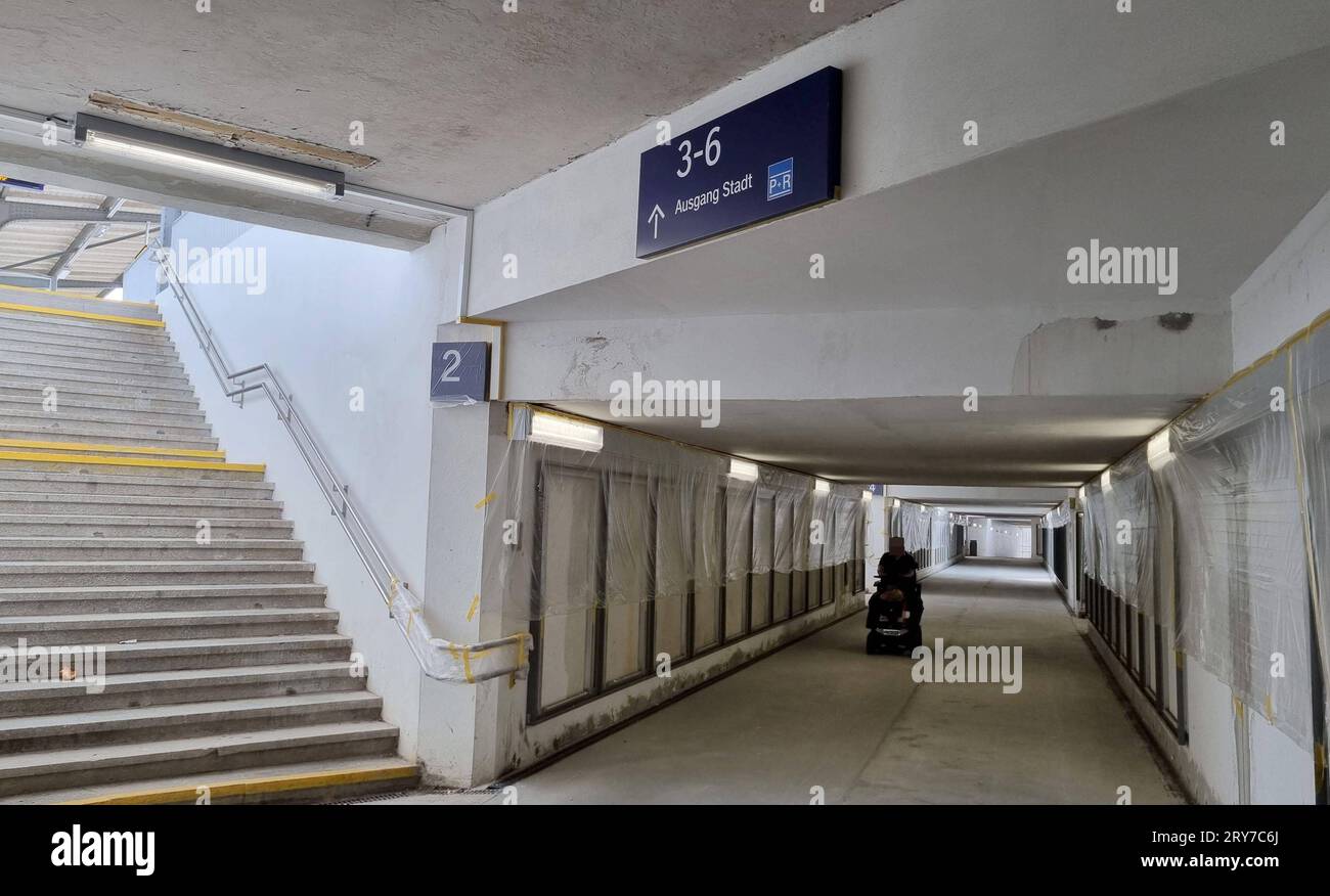 KV Fußgängertunnel 29.09.2023, Flöha, Bahnhof Flöha, Tunnel zu den Bahnhöfen am Dienstagnachmittag wurde der Polizei ein Körperverletzungsdelikt zum Nachteil eines 15-jährigen Schülers zur Anzeige gebracht, welches am Abend zuvor geschehen War und umfangreiche Ermittlungen zur Folge Hat. Era guerra geschehen Nach bisherigem Ermittlungsstand wurde der 15-Jährige auf dem Bahnhof in Flöha von drei weiteren Jugendlichen angesprochen und aufgefordert, dem Trio in die dortige Bahnunterführung zu folgen. In dem Tunnel schlug einer der Drei auf den deutschen 15-Jährigen ein und stieß ihm zudem mit dem Ko Foto Stock