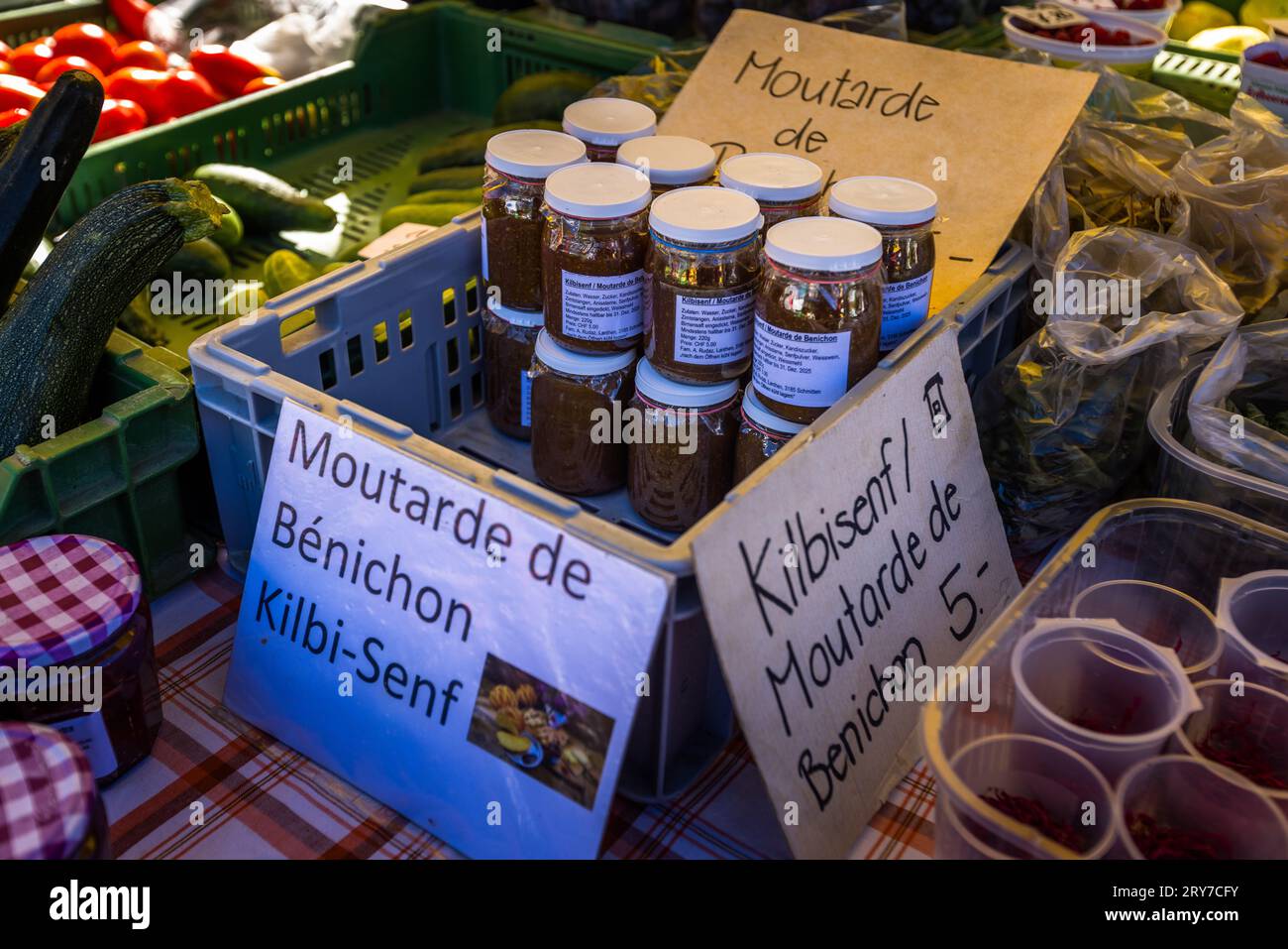 La senape Kilbi o Moutarde de Bénichon fa parte del menu Kilbi. Il festival di Bénichon, o Kilbi in tedesco, viene celebrato tra la metà di settembre e l'inizio di ottobre nel cantone di Friburgo. Il menu Bénichon, con un massimo di sette portate, combina molti prodotti tradizionali della regione di Friburgo. Mercato settimanale nella città di Friburgo nell'omonimo cantone svizzero. Friburgo - Friburgo, Svizzera Foto Stock
