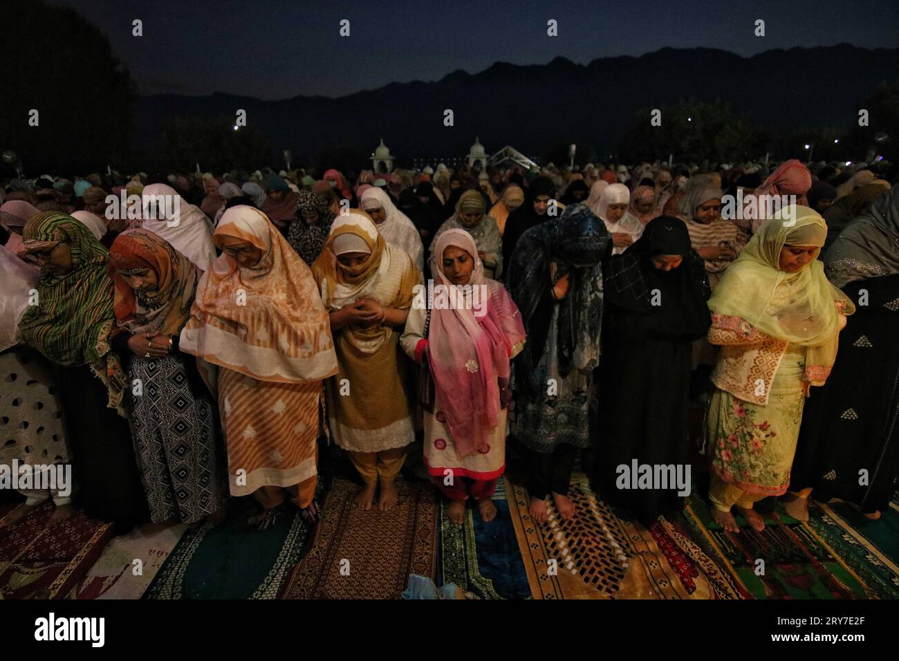 Srinagar Kashmir, India. 29 settembre 2023. Le donne musulmane Kashmir offrono preghiere durante l'anniversario della nascita di Mawlid-un-Nabi o del profeta Maometto (PBUH) nel santuario di Dargah Hazratbal a Srinagar. Centinaia di migliaia di musulmani provenienti da tutto il Kashmir visitano il santuario Hazratbal di Srinagar per obbedire all'anniversario della nascita del profeta Mohammed (PBUH). Il santuario è molto venerato dai musulmani kashmiri in quanto si ritiene che ospiti una reliquia sacra del profeta Maometto (PBUH). La reliquia è esposta ai devoti in importanti giorni islamici come i Mawlid-un-Nabi, quando i musulmani di tutto il mondo celebrano Foto Stock