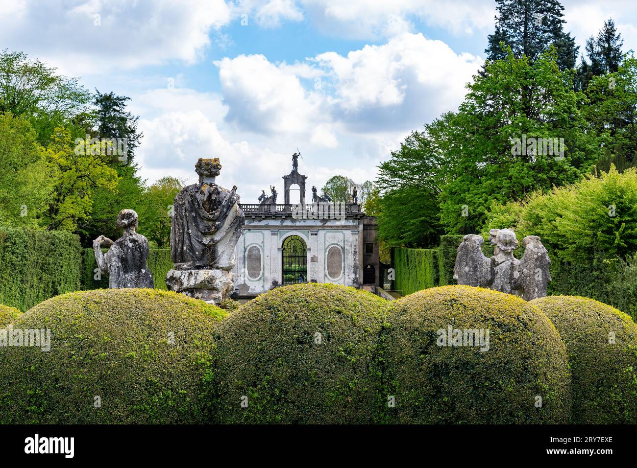 Valsanzibio, Italia - 15 aprile 2023: Vista sul giardino monumentale di Valsanzibio, uno dei giardini più belli d'Italia durante una giornata di sole Foto Stock