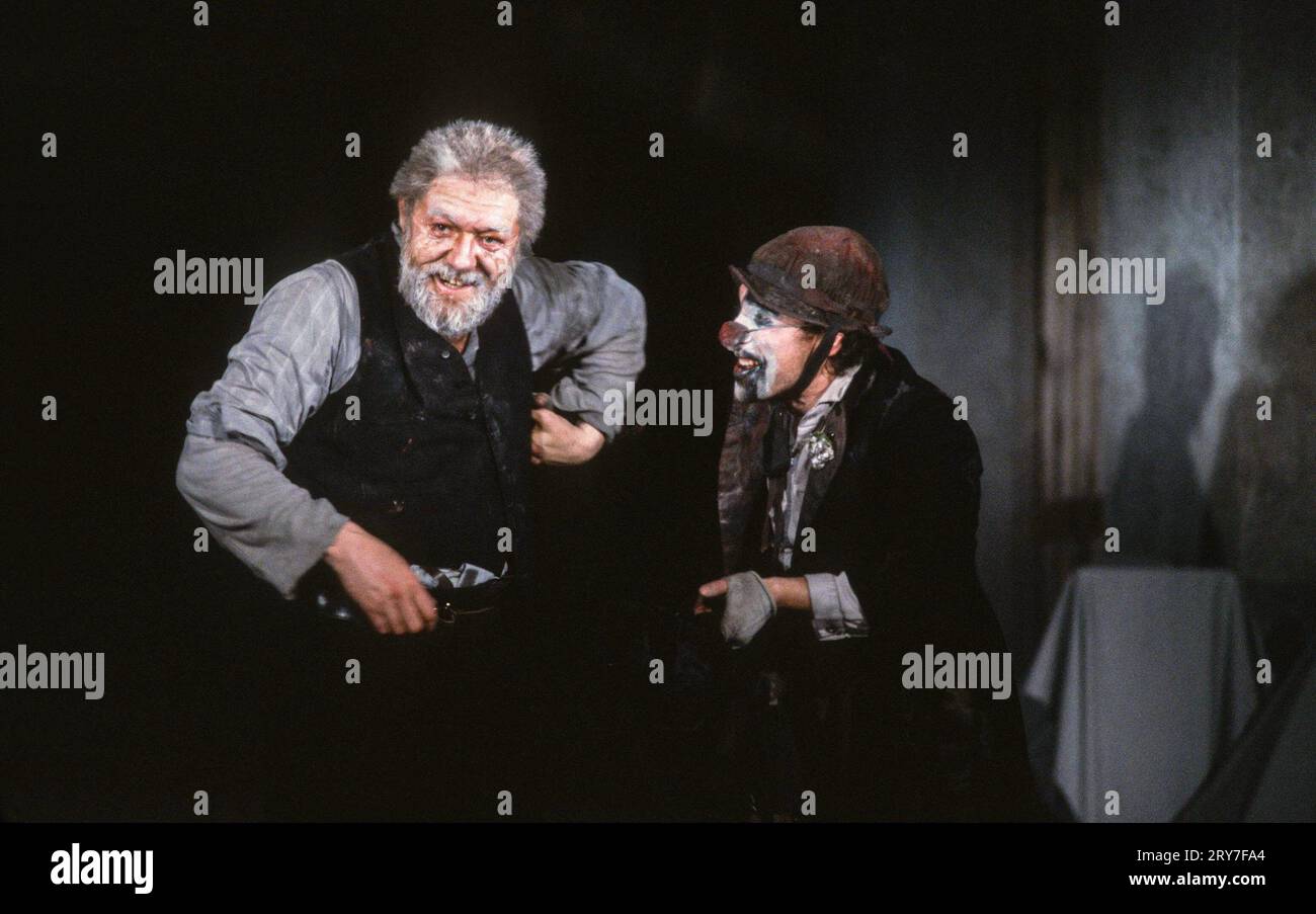 Michael Gambon (Lear), Antony Sher (Fool) nel RE LEAR di Shakespeare alla Royal Shakespeare Company (RSC), Royal Shakespeare Theatre, Stratford-upon-Avon, Inghilterra 10/06/1982 design: Bob Crowley Lighting: Brian Harris regista: Adrian Noble Foto Stock