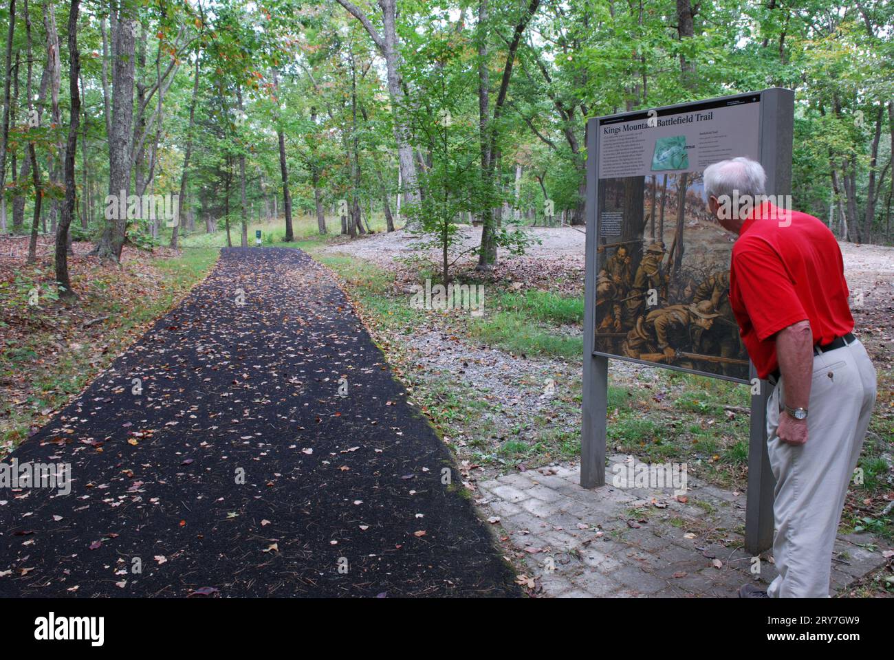 La foto mostra un uomo anziano che guarda il cartello informativo al Kings Mountain National Military Park, South Carolina USA. Foto Stock