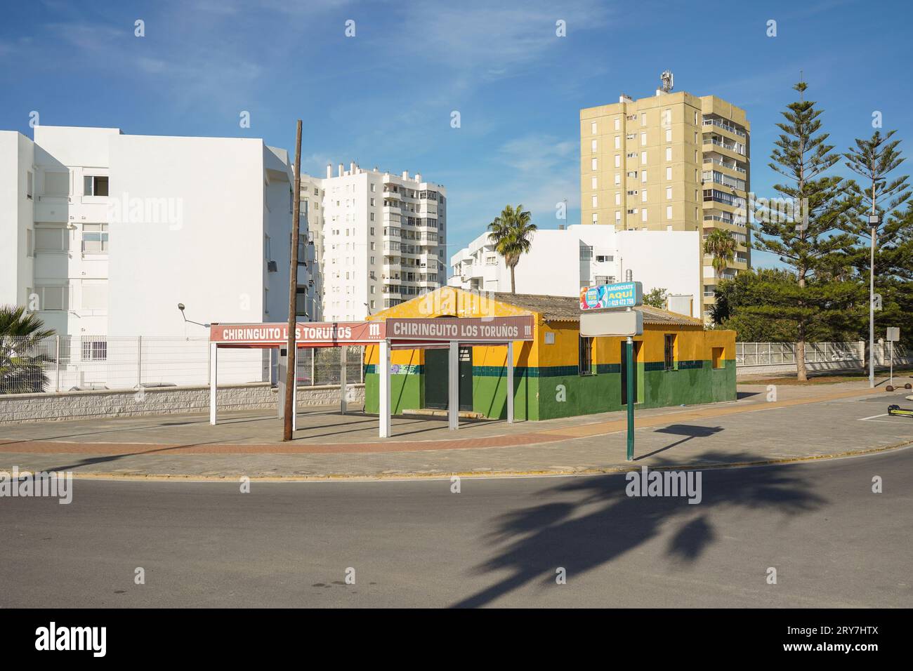 Vecchio chiringuito bar sulla spiaggia con moderna area residenziale alle spalle. puerto Santa Maria, Cadice, Spagna. Foto Stock