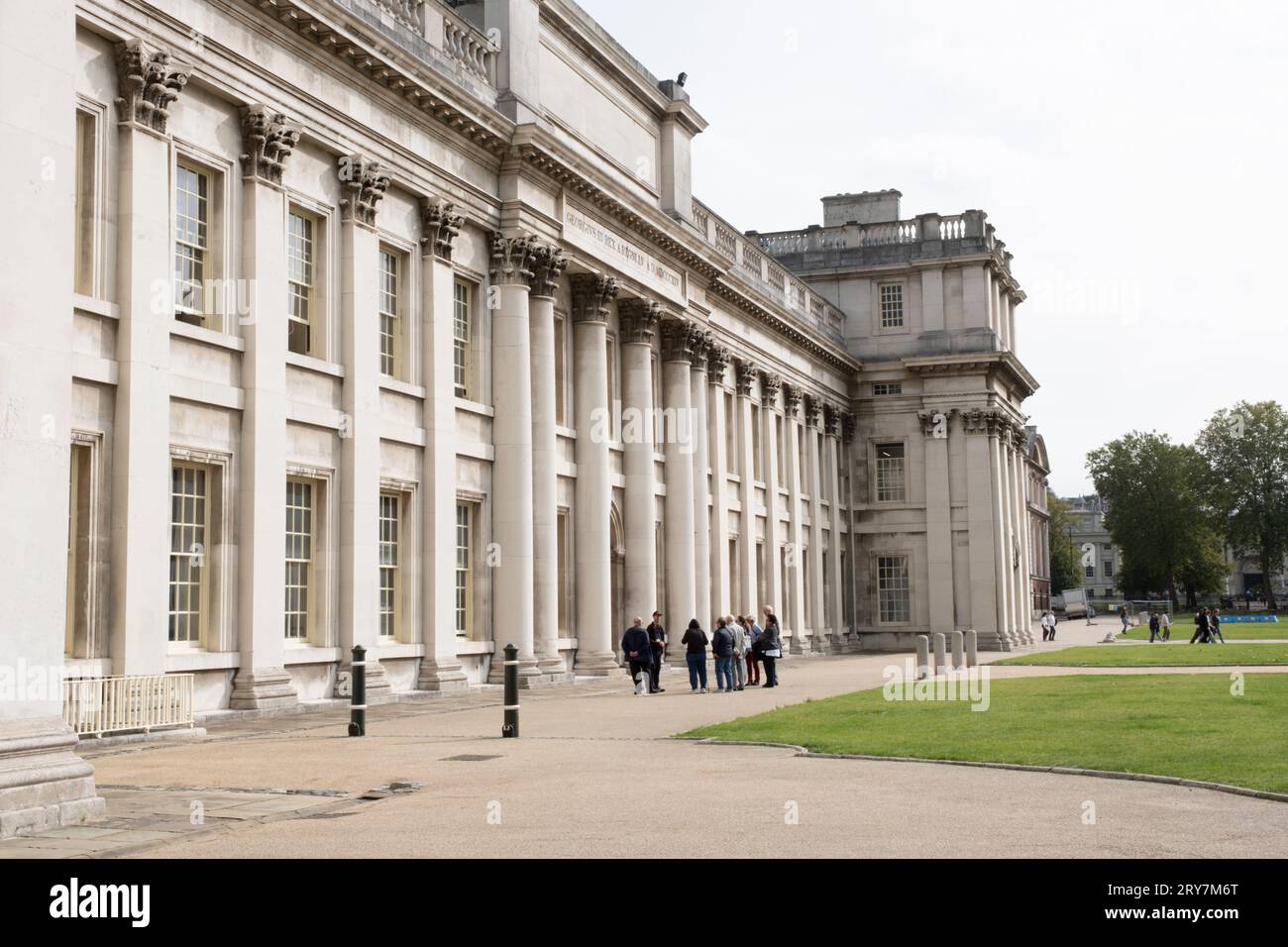 Gruppo di turisti di fronte al Laban Trinity College of Music e all'Università di Greenwich, o al Greenwich Palace, o al Palace of Placentia, Londra Foto Stock