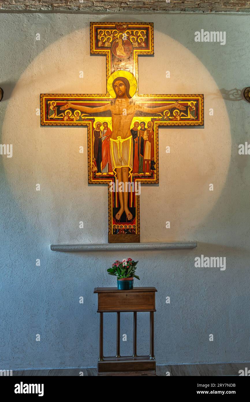 La croce di San Damiano, icona sacra piena di significati che raccontano la morte e l'ascensione di Gesù. San Marco in Lamis, provincia di Foggia, Puglia Foto Stock