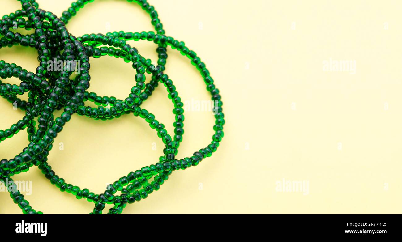 Piccole perle di plastica verde per gioielli Foto Stock