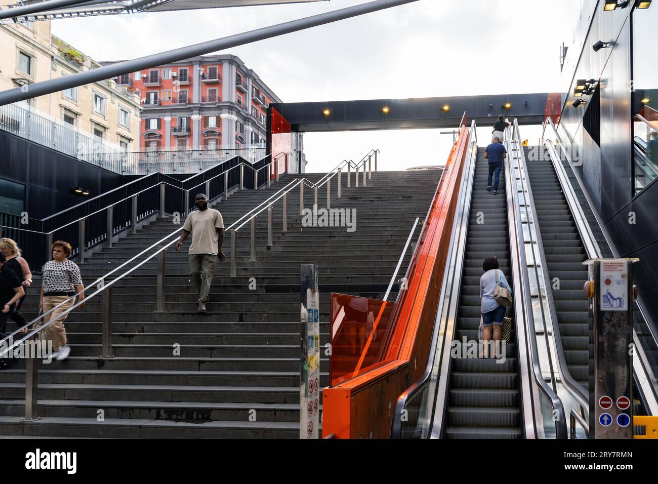 Napoli, Italia - 21 settembre 2023: Interno della stazione ferroviaria di Napoli centrale, stazione centrale di Napoli, con persone sulla scala mobile in Piazza GA Foto Stock