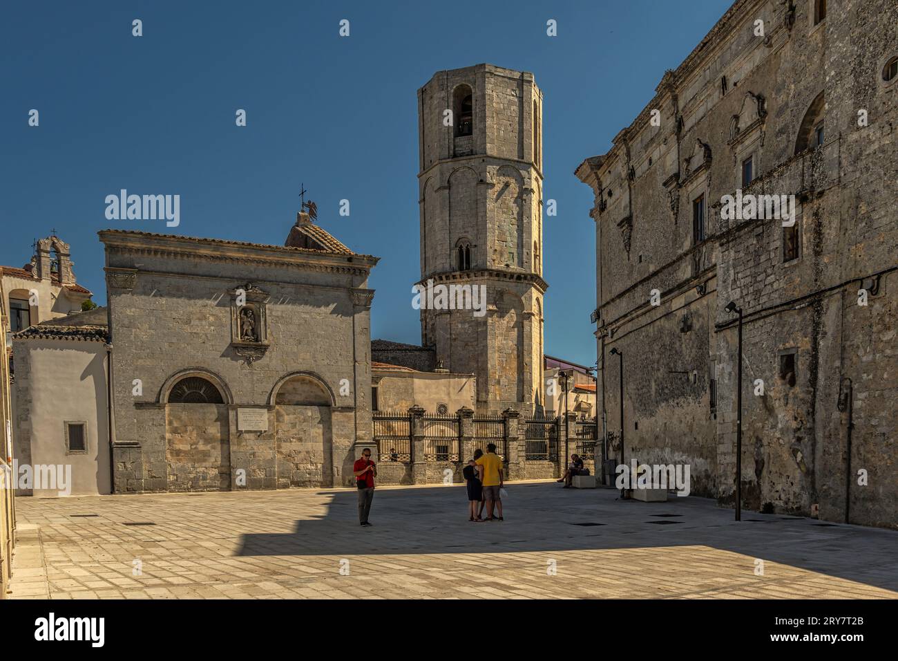 La Torre Angioina e l'ingresso al Santuario dedicato a San Michele Arcangelo a Monte Sant'Angelo. Provincia di Foggia, Puglia, Italia, Europa Foto Stock