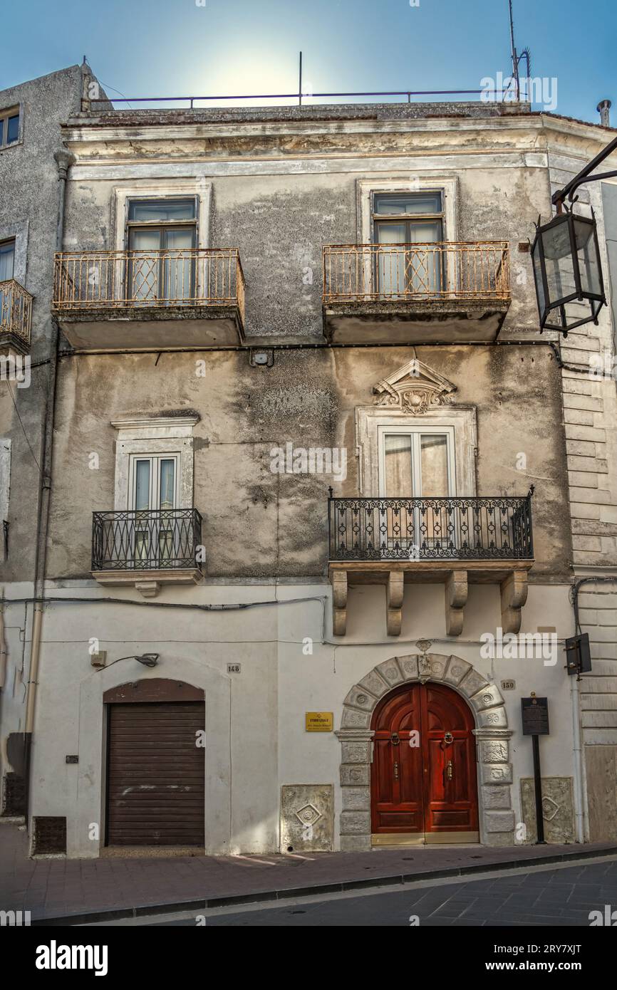 La facciata dell'antico palazzo nobiliare della famiglia Rago, una delle influenti famiglie di Monte Sant'Angelo. Monte Sant'Angelo, provincia di Foggia Foto Stock