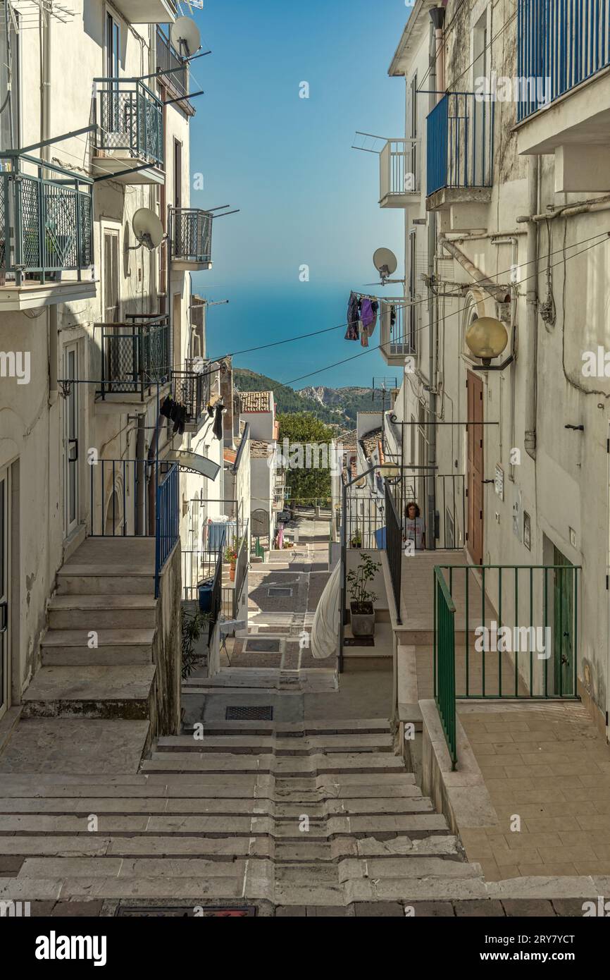 Vista sulla scalinata del quartiere del Carmine con vista sul mare e sulla costa pugliese della città di Monte Sant'Angelo. Monte Sant'Angelo, Puglia Foto Stock
