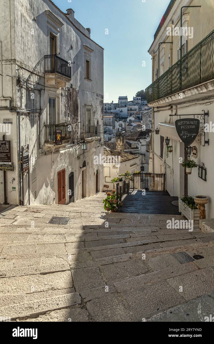 Vista sulla scalinata del quartiere del Carmine con vista sul mare e sulla costa pugliese della città di Monte Sant'Angelo. Monte Sant'Angelo, Puglia Foto Stock
