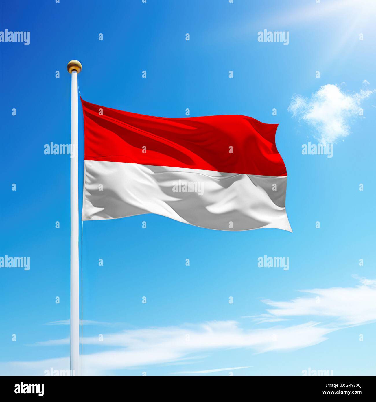 Sventolando la bandiera dell'Indonesia su un'asta con sfondo a cielo aperto. Modello per il giorno dell'indipendenza Foto Stock