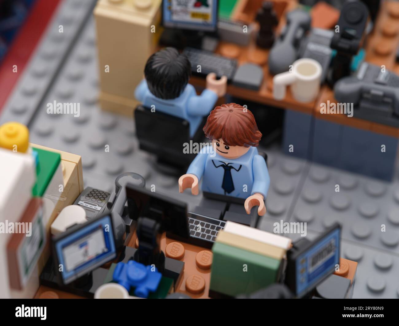 Tambov, Federazione Russa - 26 settembre 2023 due minifigure d'affari Lego che lavorano su computer in un ufficio. Primo piano. Foto Stock