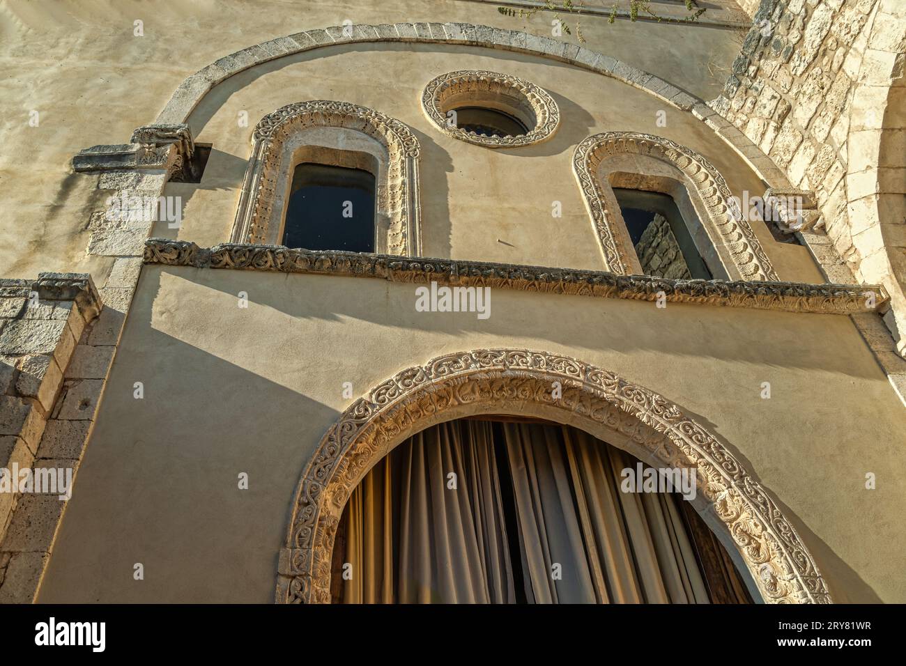 Scorcio dell'architettura birituale, latina e bizantina dell'Abbazia di Santa Maria di Pulsano. I suoi eremi sono luoghi del cuore del fai. Foto Stock