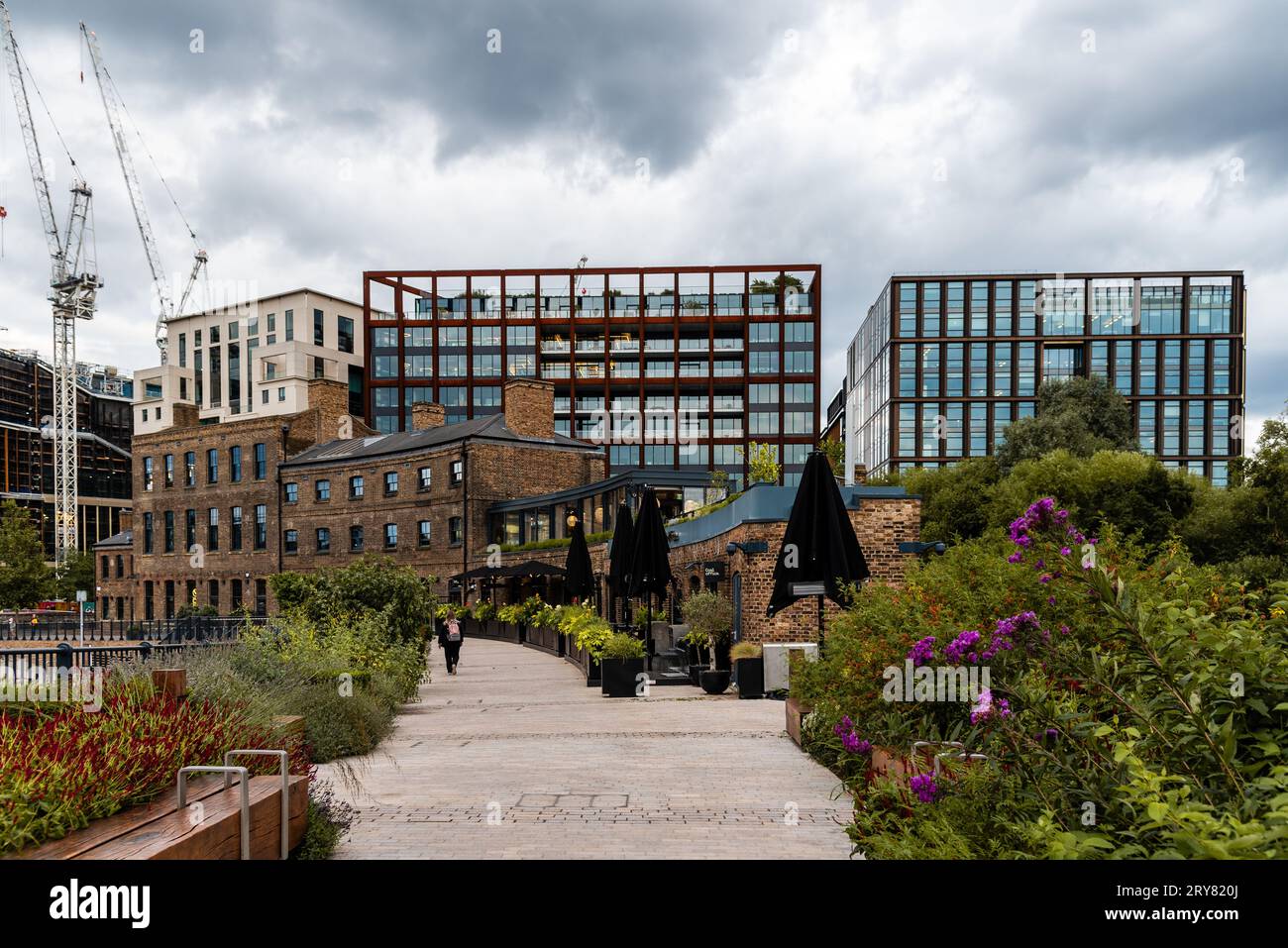 Londra, Regno Unito - 25 agosto 2023: Area di Coal Drops Yard a Kings Cross oltre al Regents Canal Foto Stock