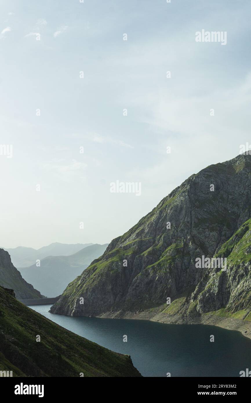 Vista della verde valle con la luce del sole nei Pirenei spagnoli Foto Stock