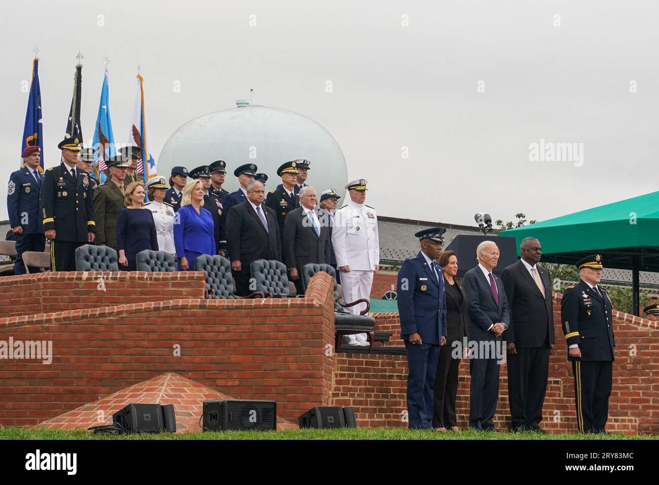 (Nella foto in basso a destra) generale Charles Q. Brown Jr., Vice Presidente Kamala Harris, Presidente Joe Biden, Lloyd Austin, Segretario della difesa degli Stati Uniti, e il generale Mark A. Milley ascoltano durante una cerimonia al Farewell Tribute delle forze armate in onore del generale Mark A. Milley, ventesimo presidente dei capi di Stato maggiore congiunto, e partecipa ad un'Ave delle forze Armate in onore del generale Charles Q. Brown Jr., il 21° Presidente del Joint Chiefs of staff presso la base Myer-Henderson Hall, Arlington, Virginia il 29 settembre 2023. (Foto di Nathan Howard/Pool/ABACAPRESS.COM) Foto Stock