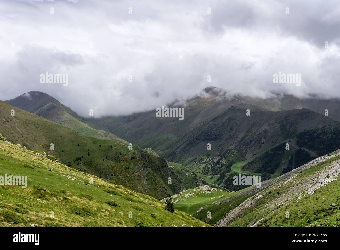 Catena montuosa all'orizzonte nei Pirenei spagnoli Foto Stock