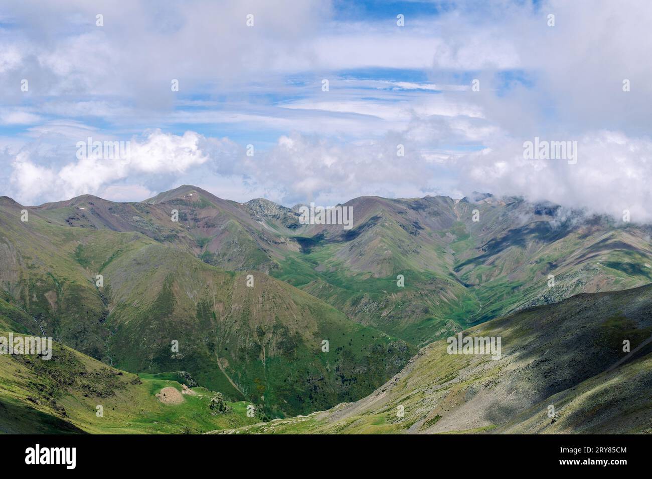 Catena montuosa all'orizzonte nei Pirenei spagnoli Foto Stock