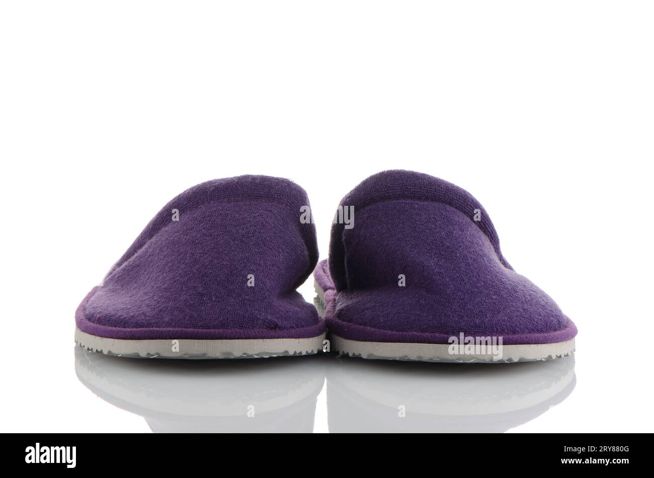 Un paio di pantofole viola Foto Stock