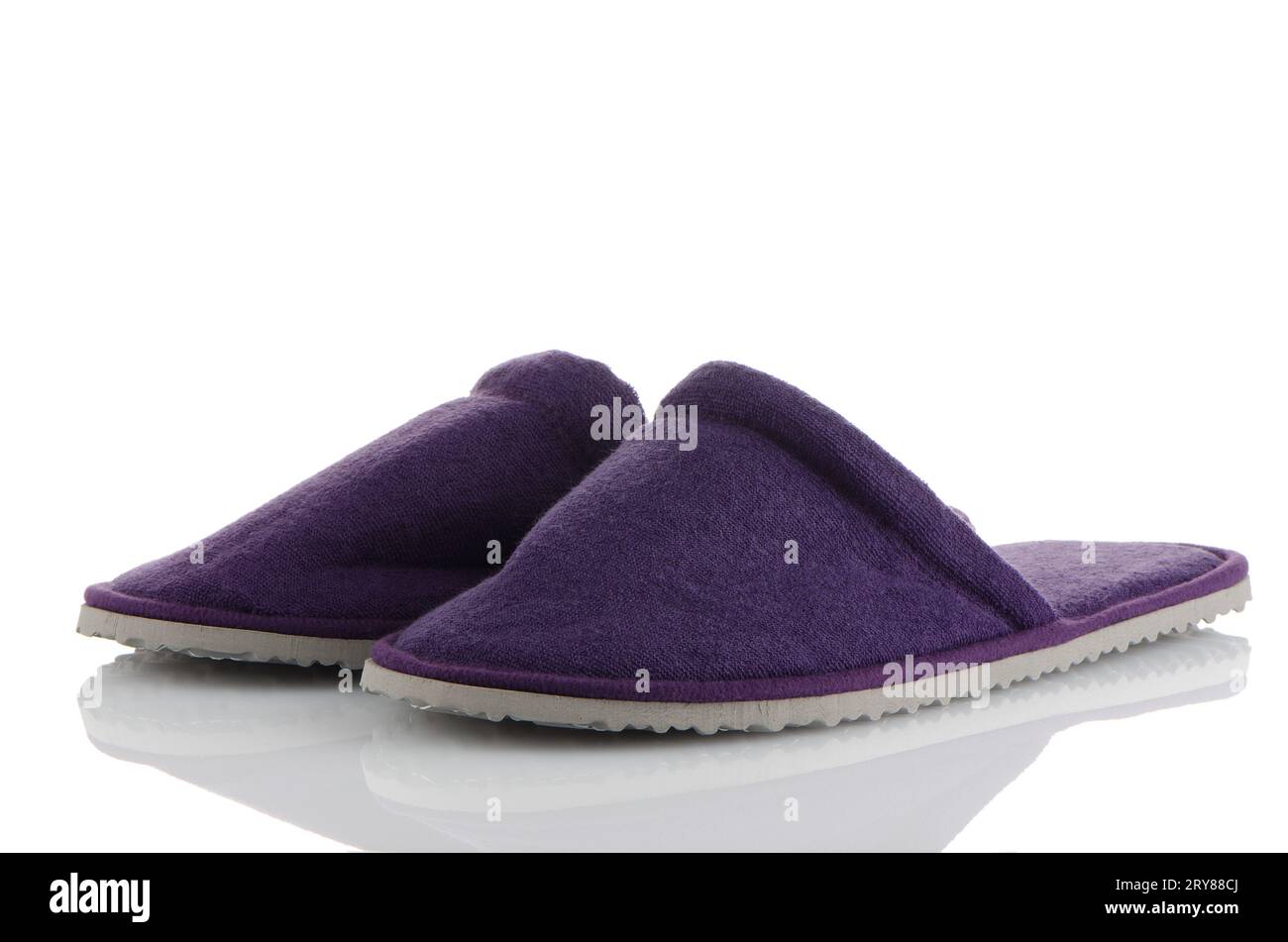 Un paio di pantofole viola Foto Stock