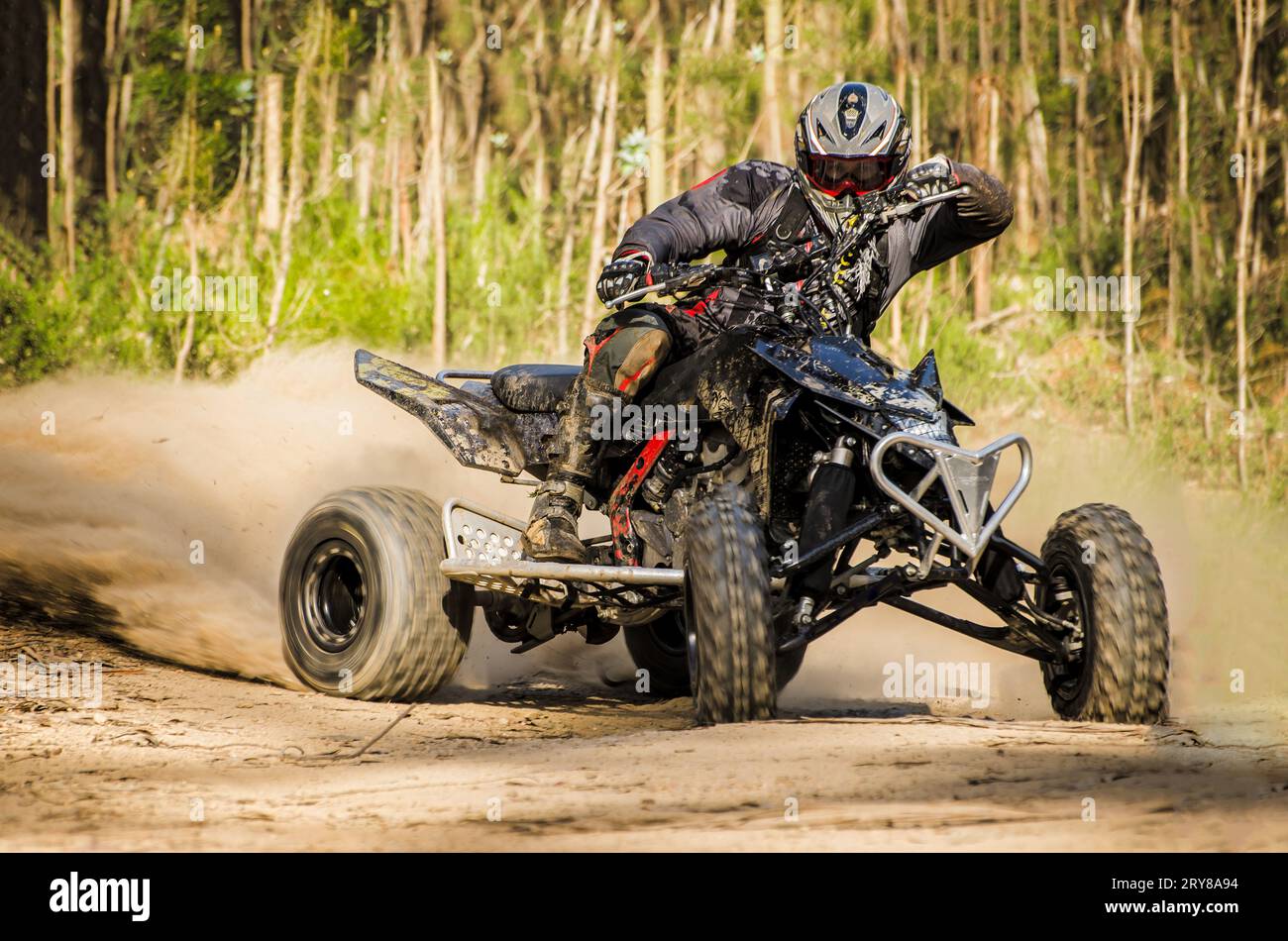 Il pilota di ATV fa una svolta durante una gara. Foto Stock