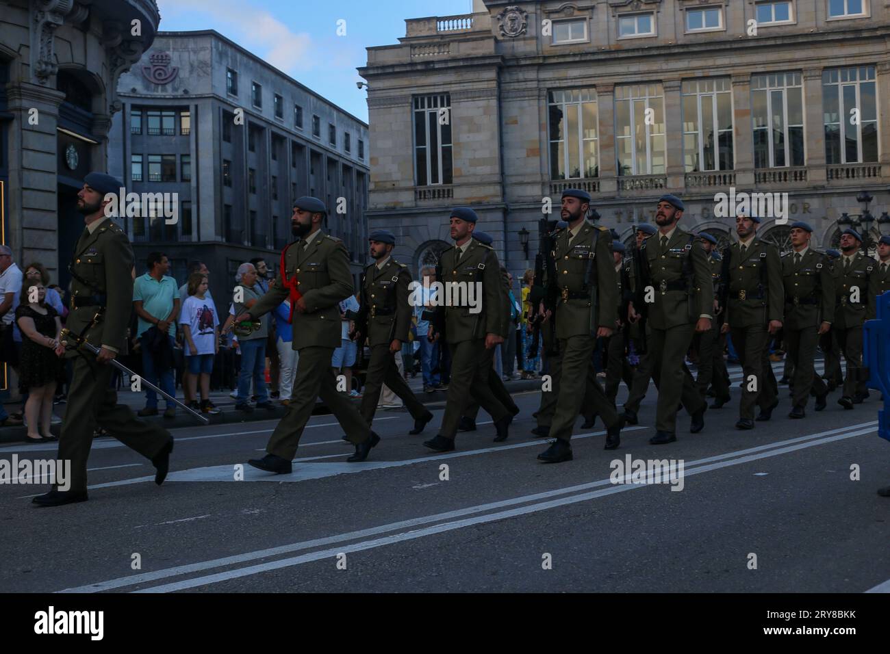 Oviedo, Spagna, 29 settembre 2023: La sezione onori del Príncipe Reggimento N° 3 durante l'innalzamento della bandiera a Oviedo, il 29 settembre 2023, a Oviedo, in Spagna. Credito: Alberto Brevers / Alamy Live News. Foto Stock